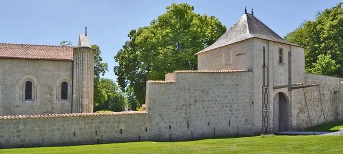 Porte Renaissance château de Surgères