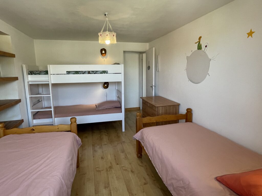 Chambre à l'étage 4 lits de 90